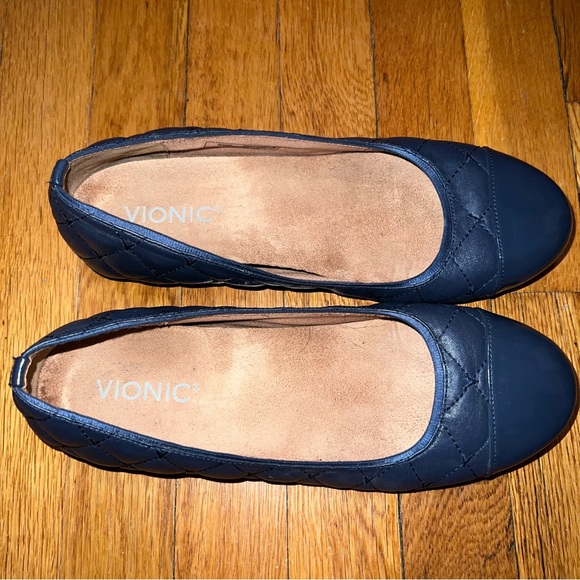 Vionic Desiree Navy Women’s Quilted Cap Toe Flats. Excellent like new condition.